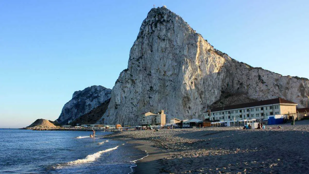 Vista del Pe&ntilde;&oacute;n de Gibraltar desde el extremo norte de Eastern Beach, en la costa mediterr&aacute;nea oriental de Gibraltar - FOTO: Wikipedia