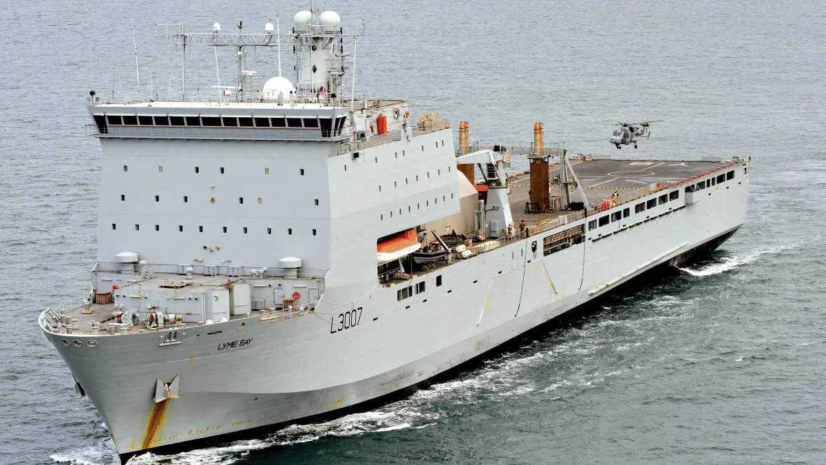 El RFA Lyme Bay, buque de apoyo de la Royal Navy con capacidad para transporte de tropas y operaciones humanitarias - FOTO: Wikipedia