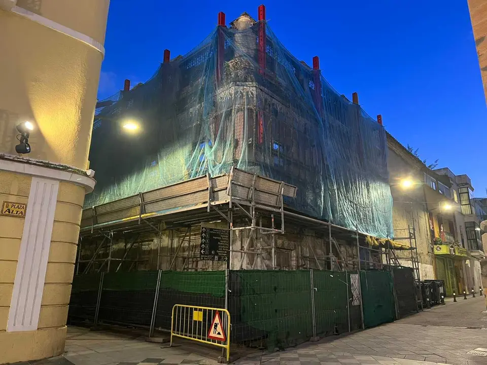 Imagen de la antigua Casa Mill&aacute;n durante el inicio de los trabajos de rehabilitaci&oacute;n y construcci&oacute;n en el centro de Algeciras - FOTO: FJ Ben&iacute;tez