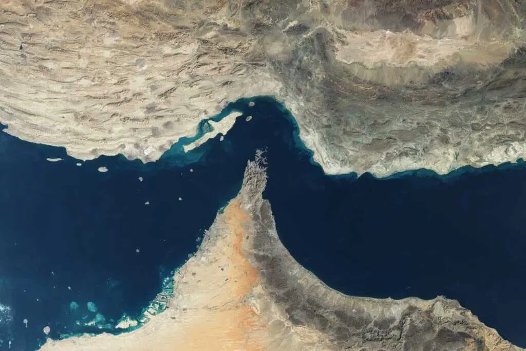 Vista del estrecho de Ormuz, paso estrat&eacute;gico por el que circula una parte clave del petr&oacute;leo y el comercio energ&eacute;tico mundial.