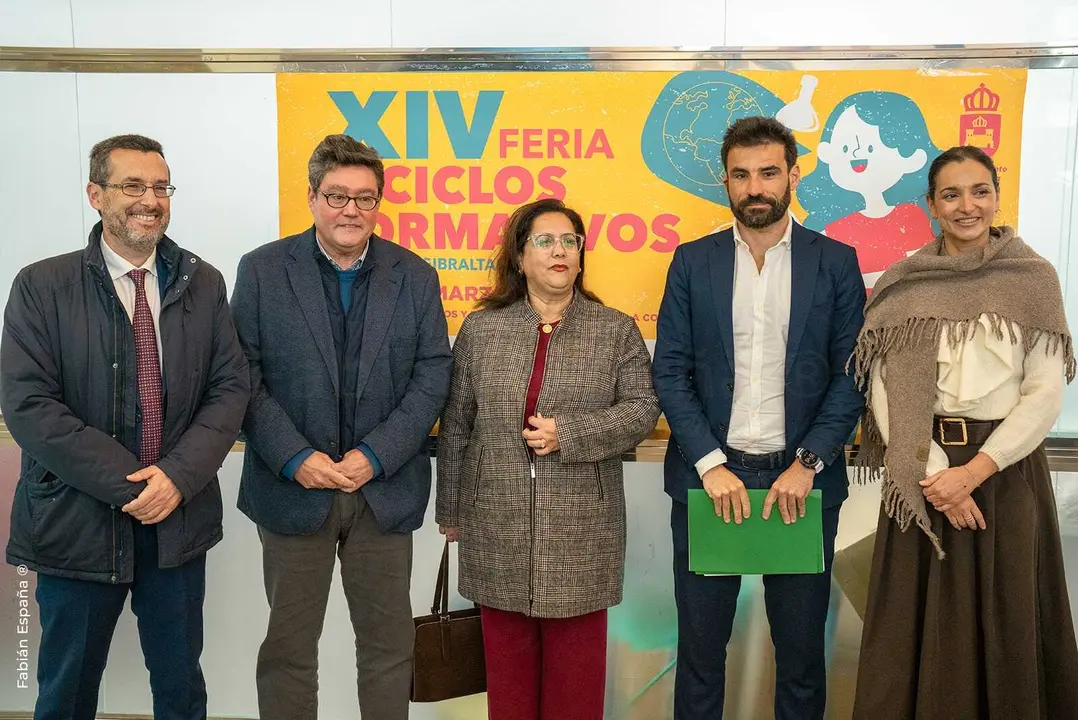 Autoridades y representantes educativos durante la inauguraci&oacute;n de la XIV Feria de Ciclos Formativos celebrada en el Palacio de Congresos de La L&iacute;nea.