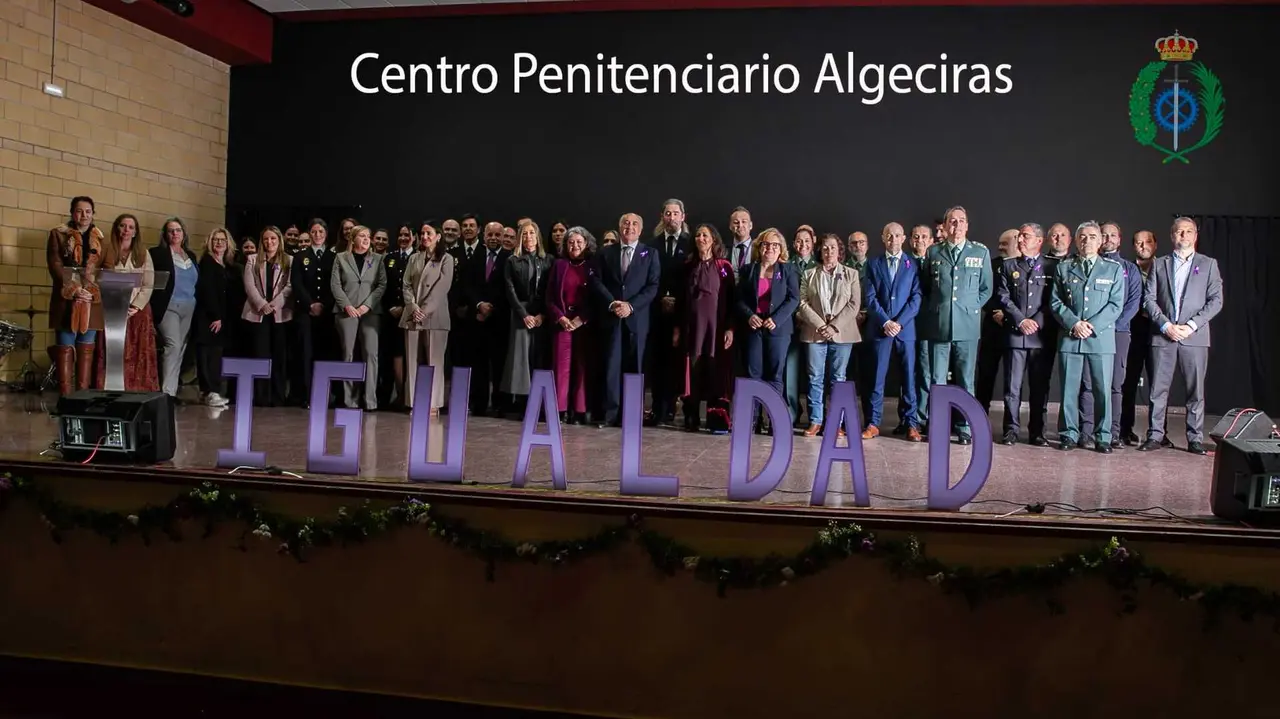 Autoridades y representantes institucionales durante el acto celebrado en el centro penitenciario de Botafuegos con motivo del D&iacute;a Internacional de la Mujer.