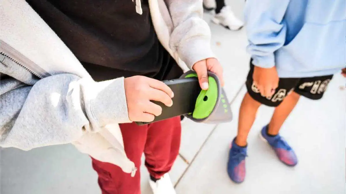 El sistema permite que los estudiantes lleven el m&oacute;vil consigo sin poder utilizarlo durante determinadas actividades o espacios, como las aulas