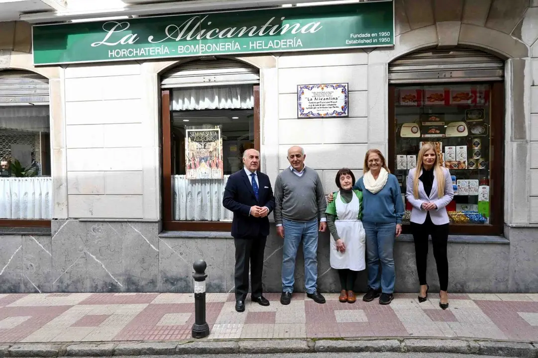 La Alicantina, junto a representantes municipales, durante el acto de entrega de las placas conmemorativas