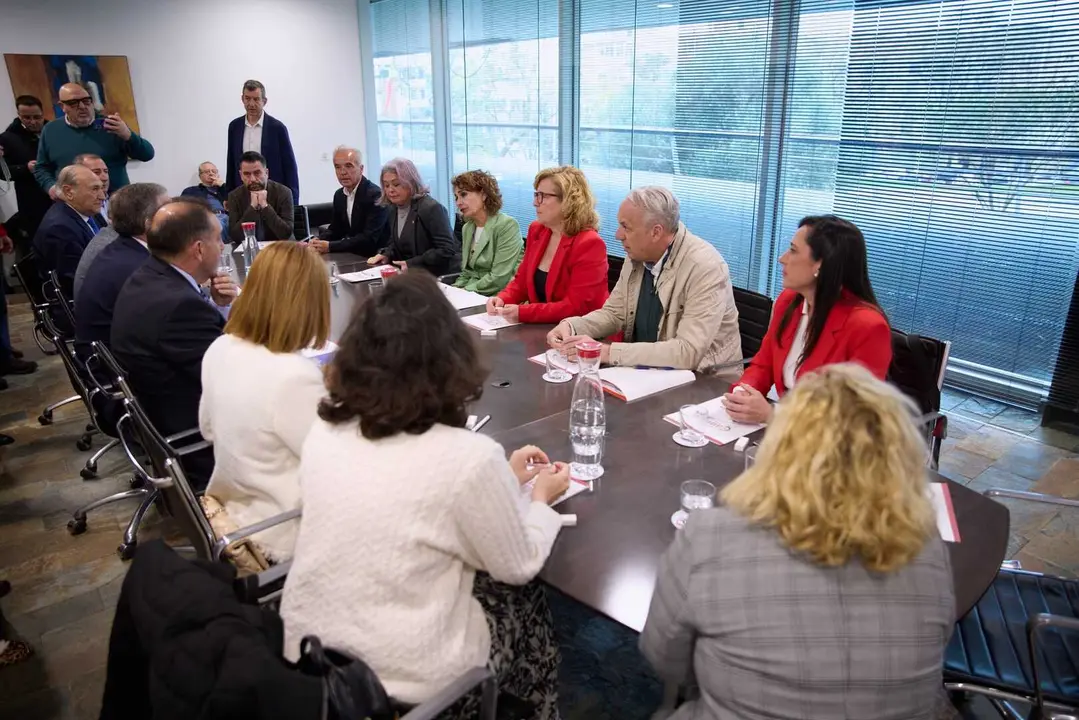 Mar&iacute;a Jes&uacute;s Montero durante la reuni&oacute;n mantenida en Algeciras con representantes de la C&aacute;mara de Comercio del Campo de Gibraltar y del Grupo Transfronterizo.