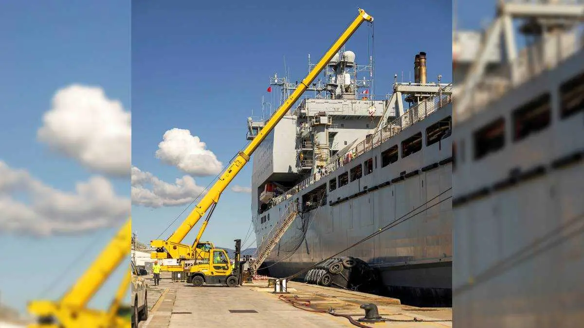 El RFA Lyme Bay este mi&eacute;rcoles cargando suministros - FOTO: Royal Navy