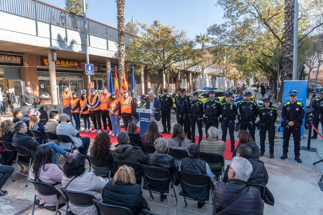 Imagen de los nuevos serenos durante una ronda nocturna en una ciudad espa&ntilde;ola - FOTO: Ayuntamiento de Esplugues de Llobregat