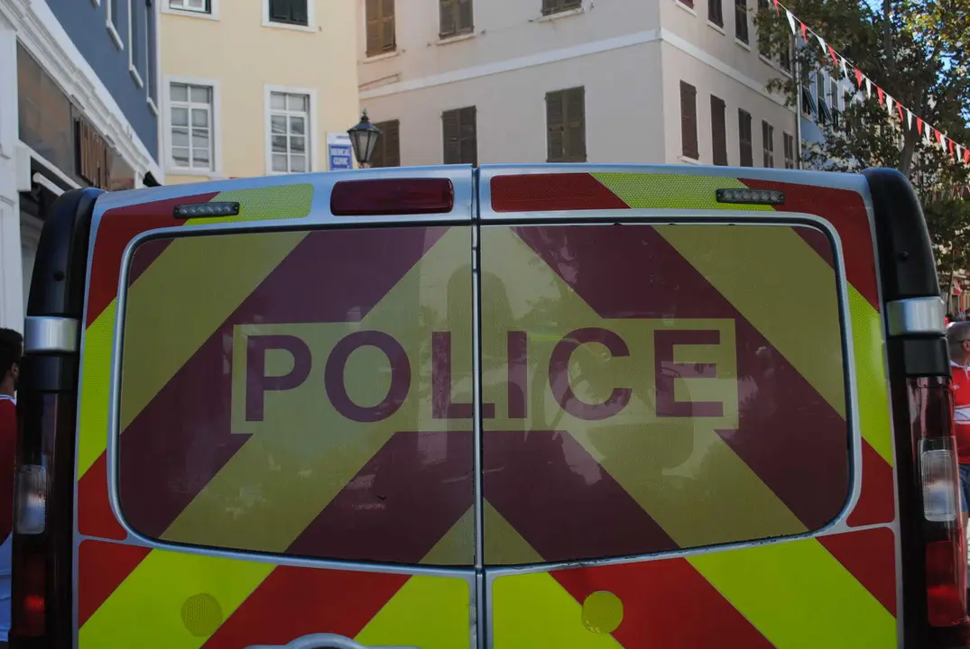 Parte trasera de un veh&iacute;culo de la Polic&iacute;a en Gibraltar en una imagen de archivo tomada en zona urbana