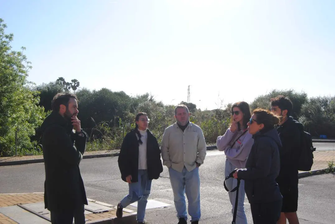 Miembros de 100x100 Unidos por Algeciras durante su visita a la urbanizaci&oacute;n Los Camarotes de Getares junto a vecinos de la zona