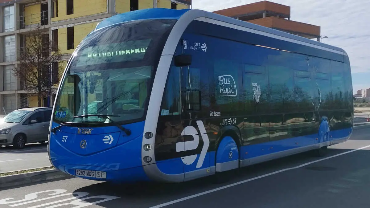 Un autob&uacute;s el&eacute;ctrico (Bus Rapid Transit) circulando por Madrid - FOTO: Wikipedia