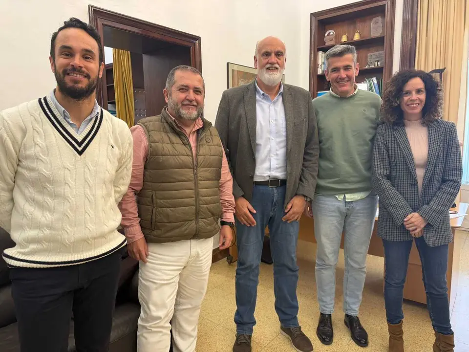 Representantes de 100x100 Unidos durante su visita a la Diputaci&oacute;n de C&aacute;diz.