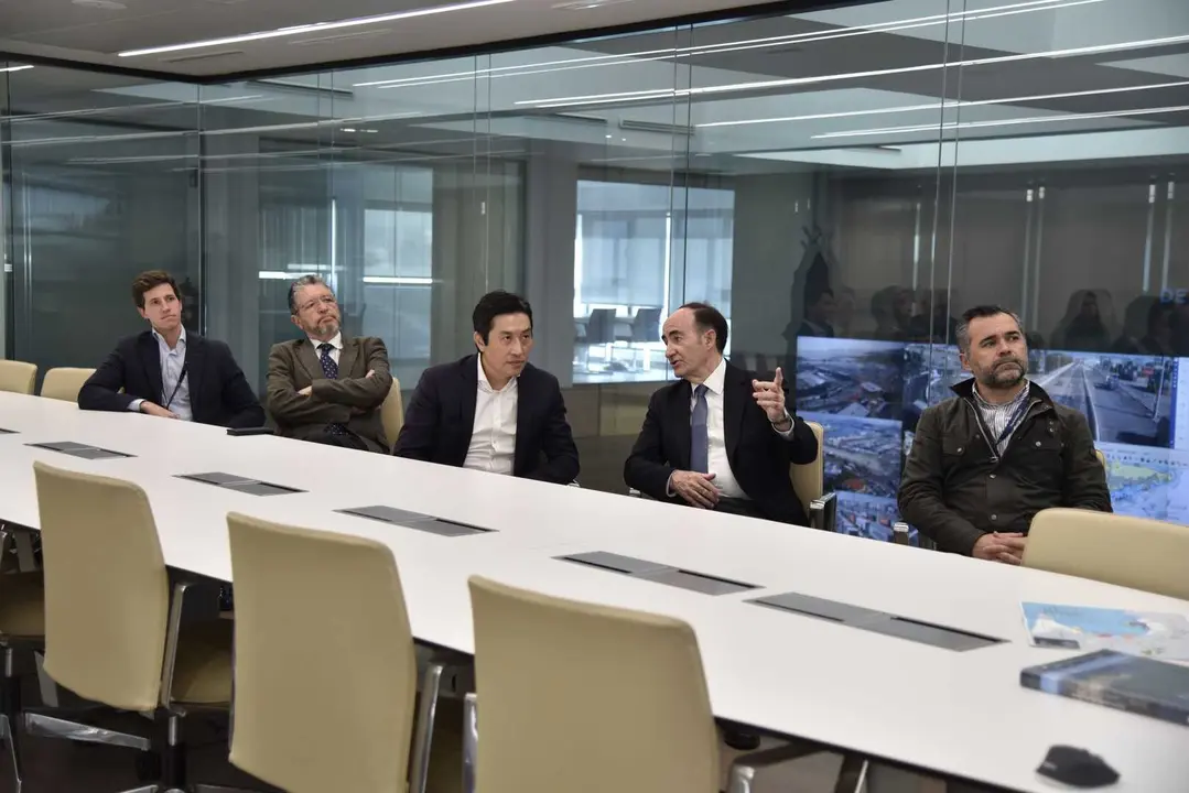 Representantes institucionales y de la terminal durante la reuni&oacute;n celebrada en las instalaciones portuarias de Algeciras