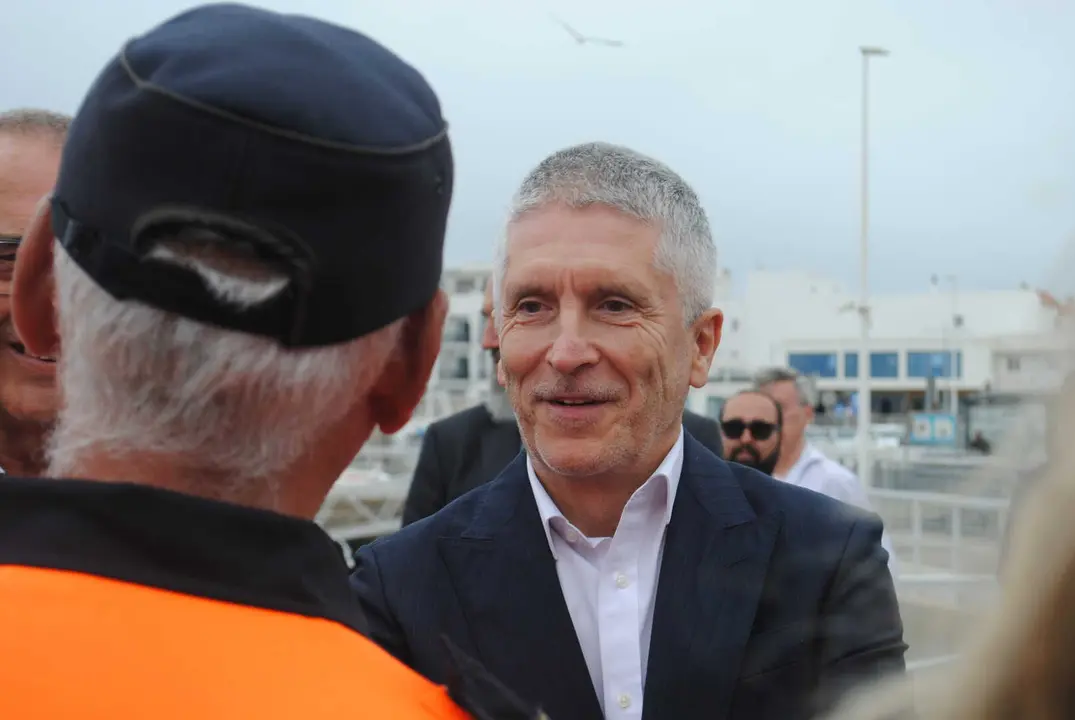 El ministro del Interior, Fernando Grande-Marlaska, durante una visita al puerto de Tarifa en el marco de la Operaci&oacute;n Paso del Estrecho