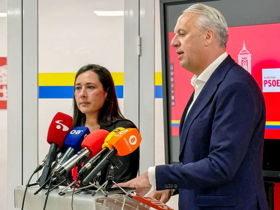 Roc&iacute;o Arrabal y Juan Carlos Ruiz Boix durante una comparecencia ante los medios en Algeciras - FOTO: PSOE Algeciras
