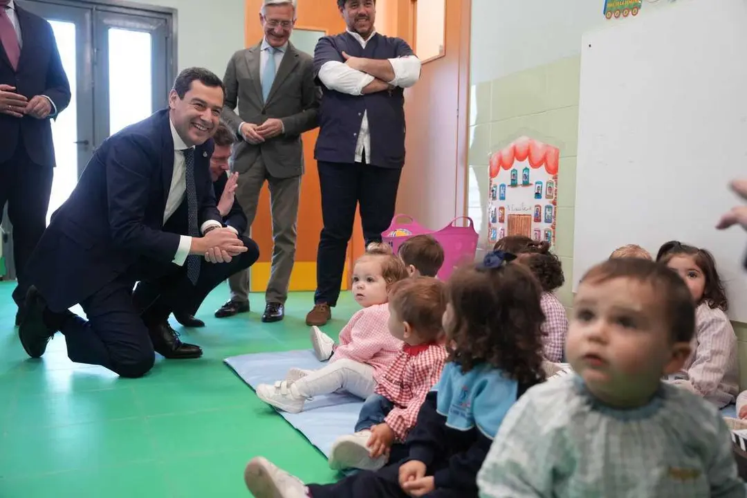 El presidente de la Junta durante una visita a un aula de educaci&oacute;n infantil en Andaluc&iacute;a junto a alumnos de primer ciclo