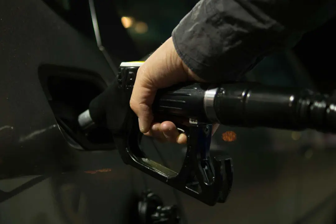 Veh&iacute;culo repostando combustible en una gasolinera en un contexto de subida de precios energ&eacute;ticos