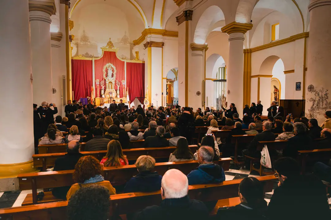 La Banda Sinf&oacute;nica Amando Herrero durante su actuaci&oacute;n en la Iglesia de La Palma en el concierto de Cuaresma - FOTO: FJ Ben&iacute;tez