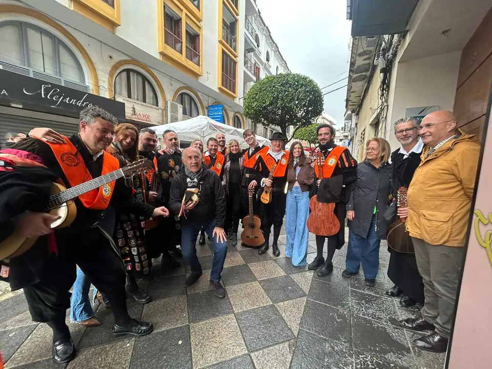 Representantes de las tunas durante el pasacalles celebrado en el centro de Algeciras.