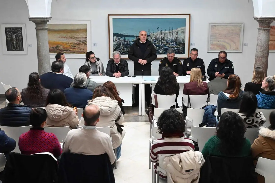 Representantes municipales y colectivos durante la reuni&oacute;n celebrada en el Museo Municipal de Algeciras.