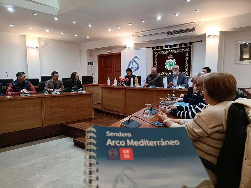 Presentaci&oacute;n de la topogu&iacute;a del sendero GR-92 en el sal&oacute;n de plenos de Los Barrios.