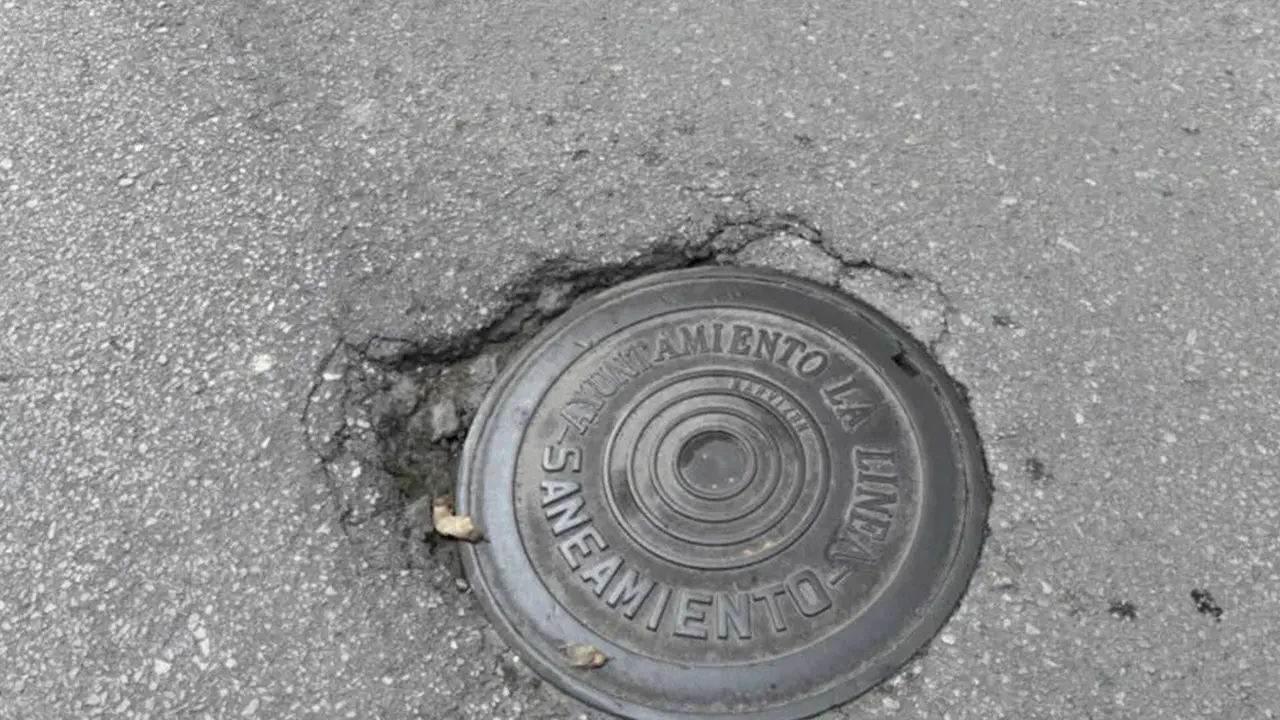 Trabajos de asfaltado en una de las zonas afectadas por obras en La L&iacute;nea.
