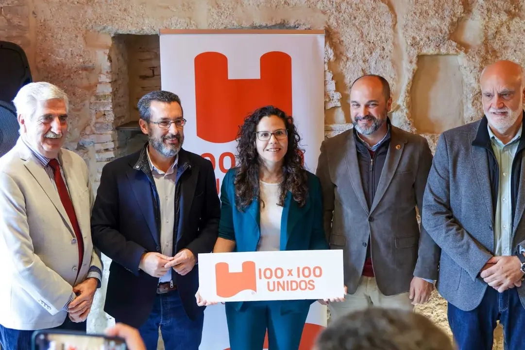 Laura Rom&aacute;n junto a miembros de 100x100 Unidos