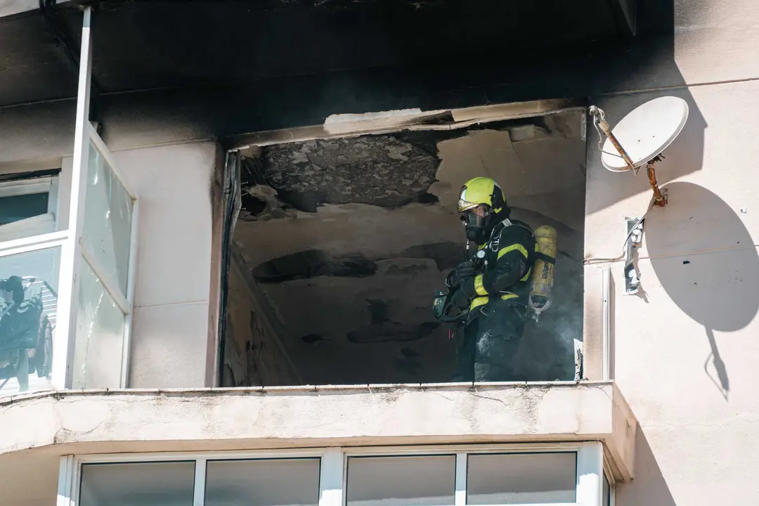 Im&aacute;genes de la explosi&oacute;n en una vivienda de Algeciras tras el incendio - FOTO: FJ Ben&iacute;tez