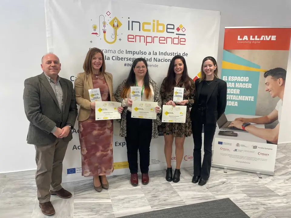 Imagen de las emprendedoras galardonadas durante el Demo Day celebrado en el coworking La Llave.