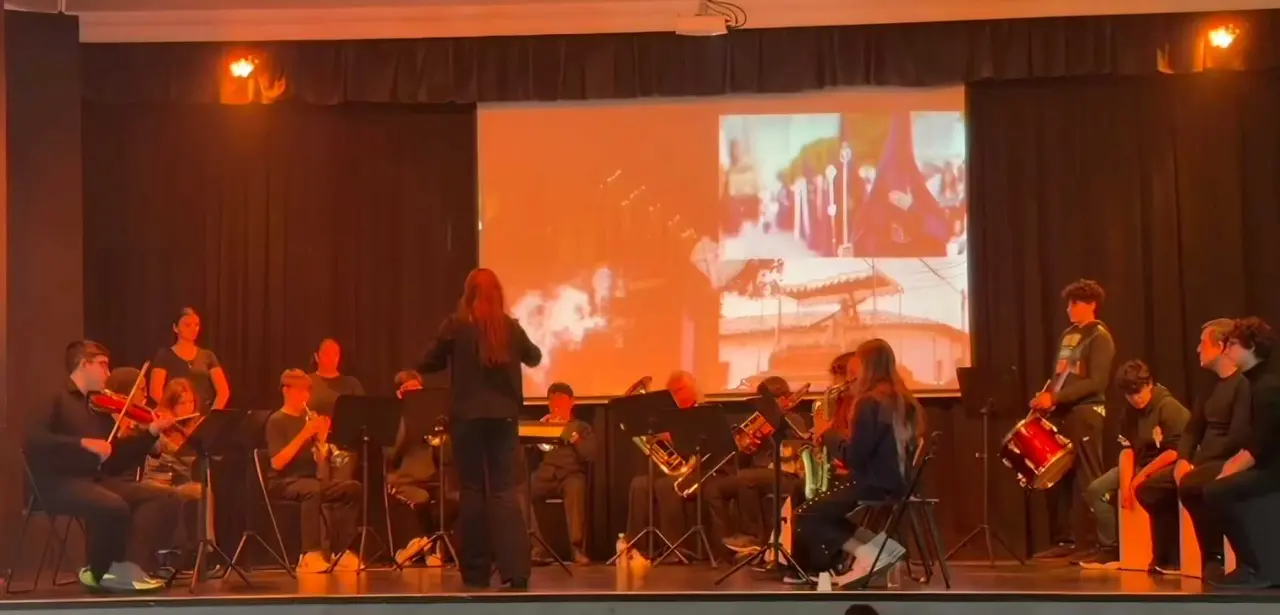Actuaci&oacute;n del alumnado del IES Isla Verde durante el concierto de Semana Santa celebrado en Algeciras.