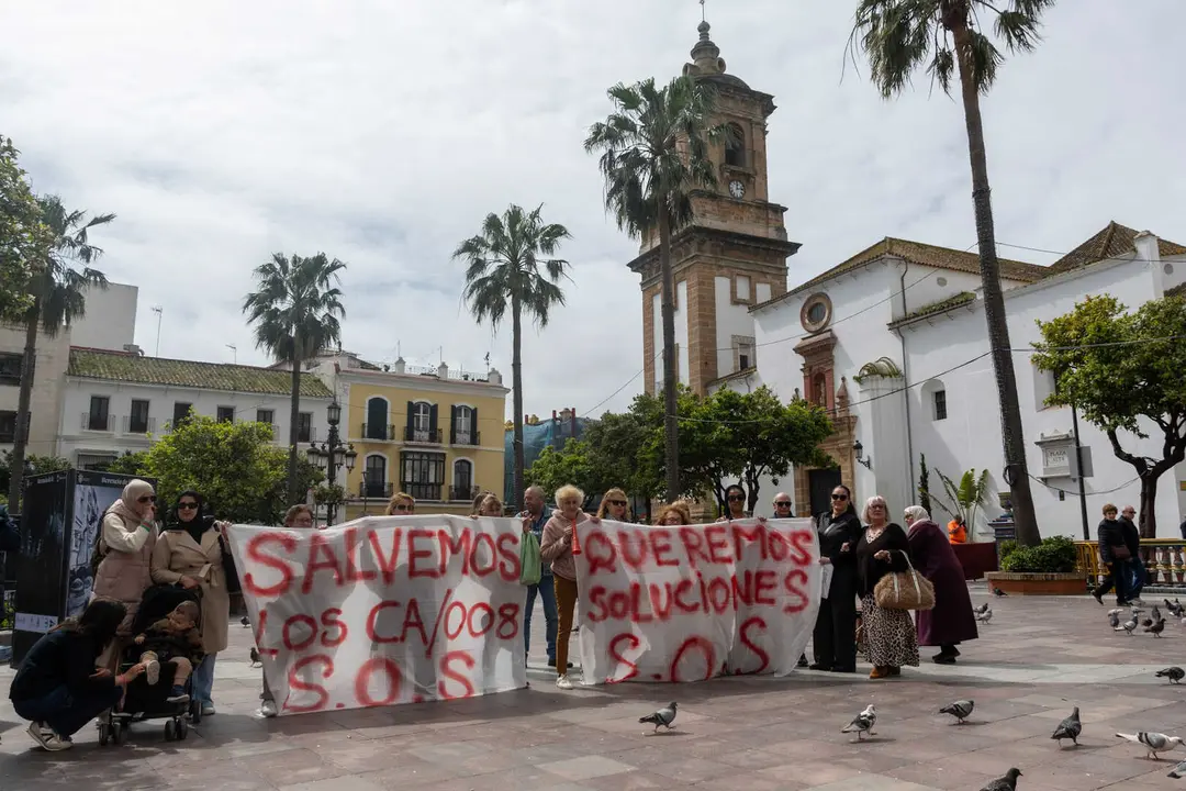 Concentraci&oacute;n de vecinos de La Pi&ntilde;era para reclamar soluciones a la situaci&oacute;n de los bloques CA008 - FOTO: FJ Ben&iacute;tez