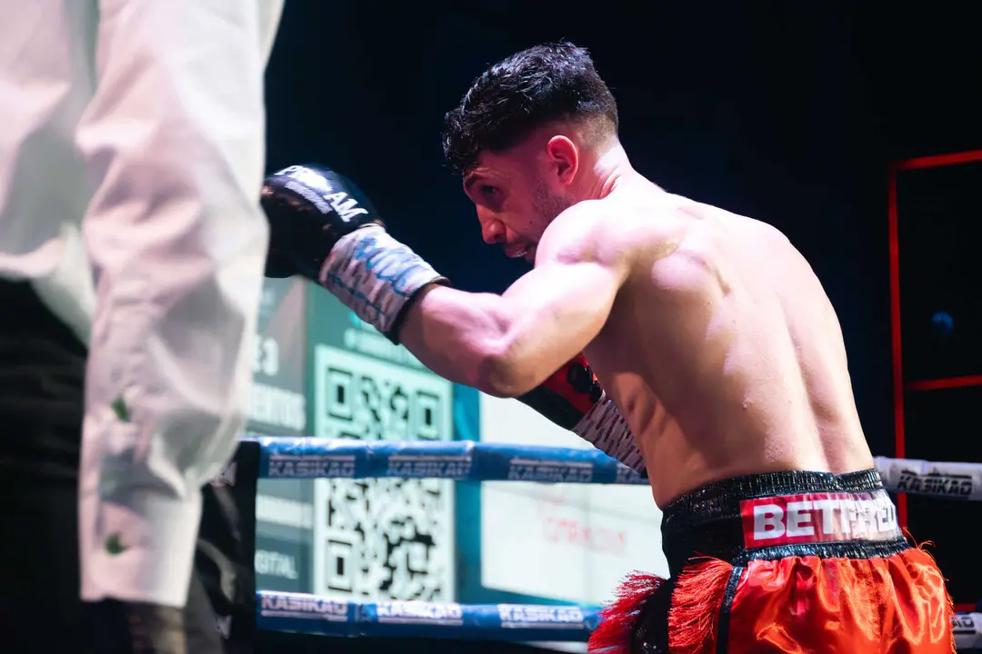 &iexcl;Campe&oacute;n en Gibraltar! Tyrone gana por decisi&oacute;n tras un final de infarto_012