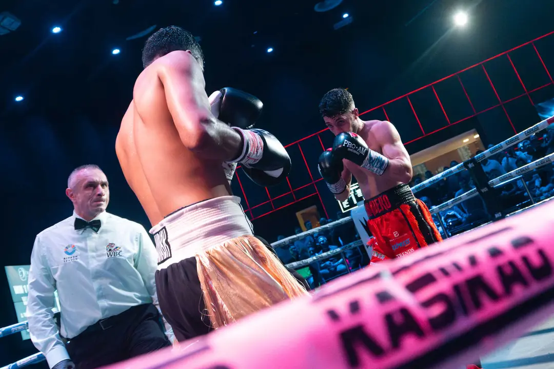 &iexcl;Campe&oacute;n en Gibraltar! Tyrone gana por decisi&oacute;n tras un final de infarto_019