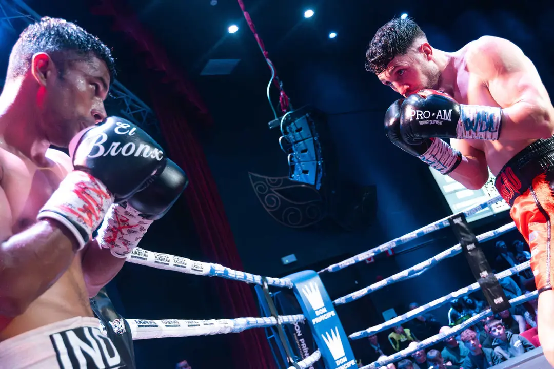&iexcl;Campe&oacute;n en Gibraltar! Tyrone gana por decisi&oacute;n tras un final de infarto_028