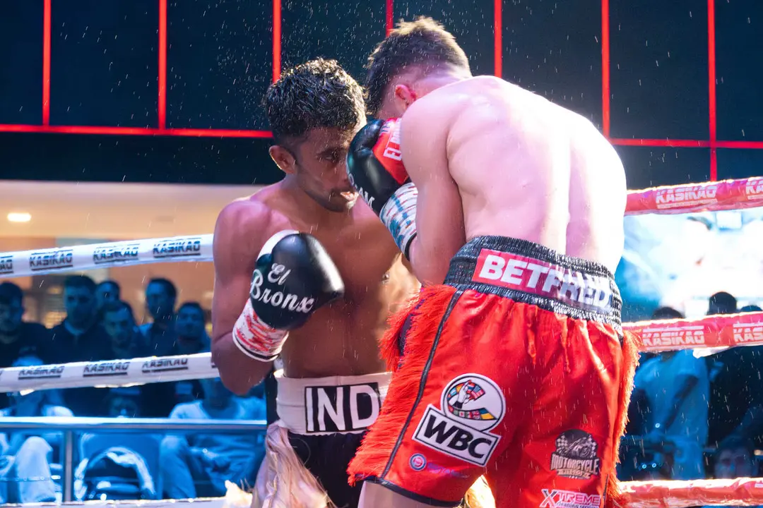 &iexcl;Campe&oacute;n en Gibraltar! Tyrone gana por decisi&oacute;n tras un final de infarto_037