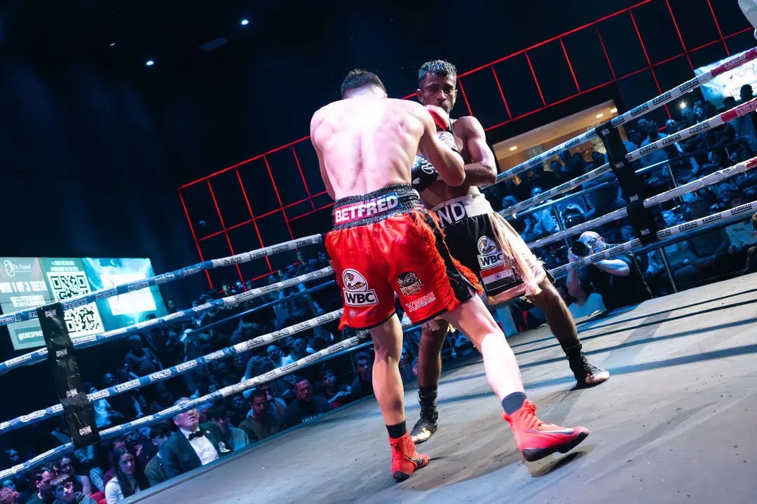 &iexcl;Campe&oacute;n en Gibraltar! Tyrone gana por decisi&oacute;n tras un final de infarto_042