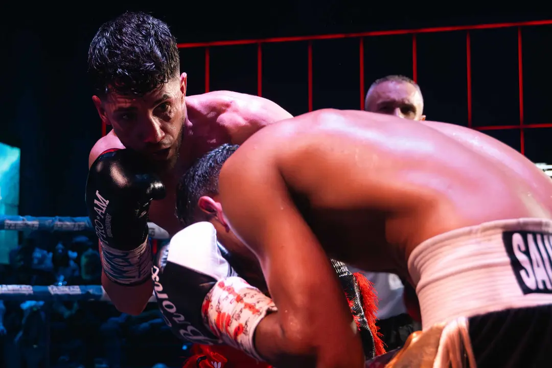 &iexcl;Campe&oacute;n en Gibraltar! Tyrone gana por decisi&oacute;n tras un final de infarto_043