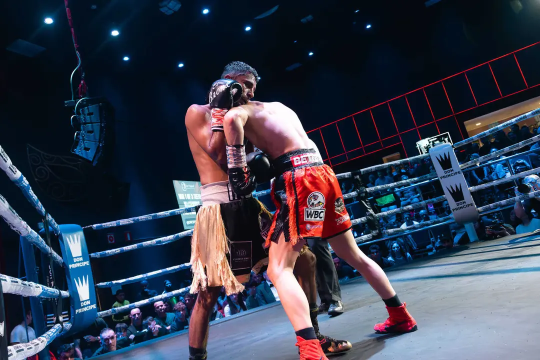 &iexcl;Campe&oacute;n en Gibraltar! Tyrone gana por decisi&oacute;n tras un final de infarto_057