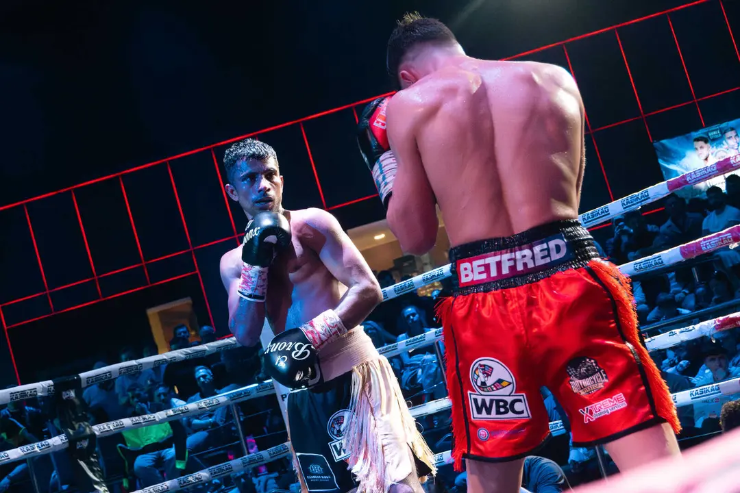 &iexcl;Campe&oacute;n en Gibraltar! Tyrone gana por decisi&oacute;n tras un final de infarto_066