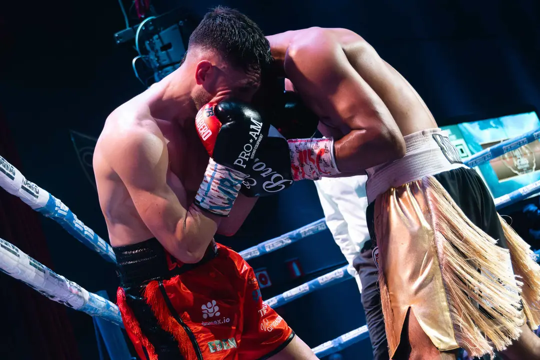 &iexcl;Campe&oacute;n en Gibraltar! Tyrone gana por decisi&oacute;n tras un final de infarto_070