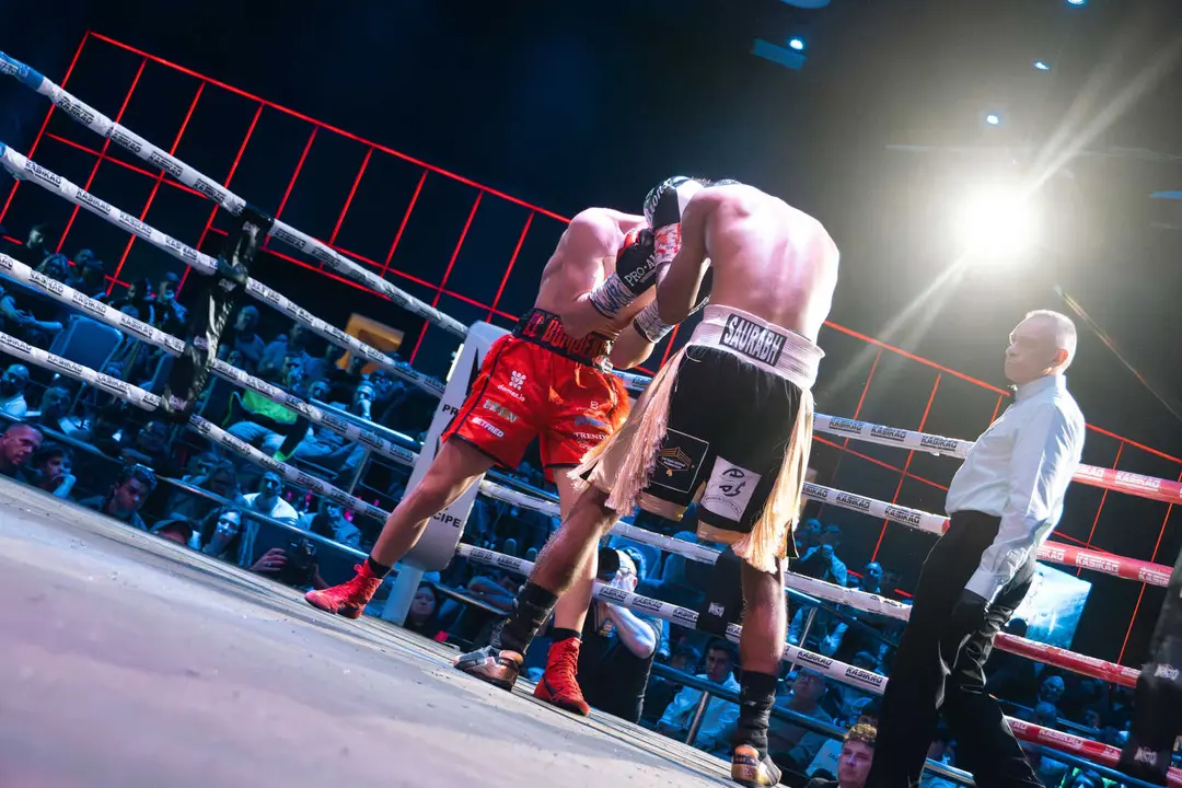 &iexcl;Campe&oacute;n en Gibraltar! Tyrone gana por decisi&oacute;n tras un final de infarto_081