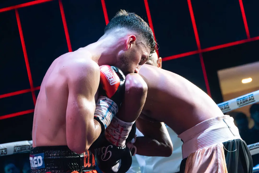 &iexcl;Campe&oacute;n en Gibraltar! Tyrone gana por decisi&oacute;n tras un final de infarto_083