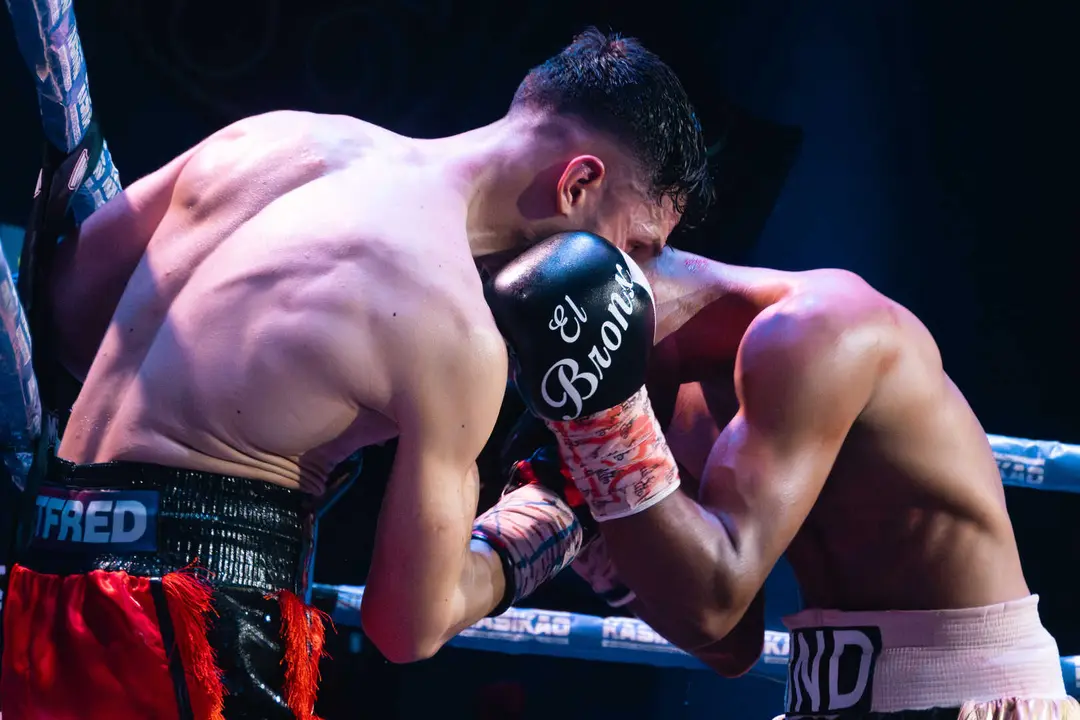 &iexcl;Campe&oacute;n en Gibraltar! Tyrone gana por decisi&oacute;n tras un final de infarto_111