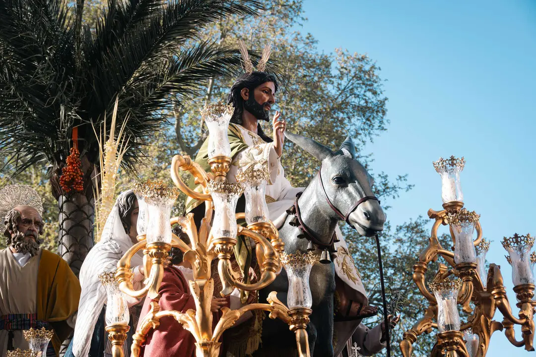 La Borriquita inaugura el Domingo de Ramos con un recorrido lleno de ambiente en Algeciras - FOTO: FJ Ben&iacute;tez