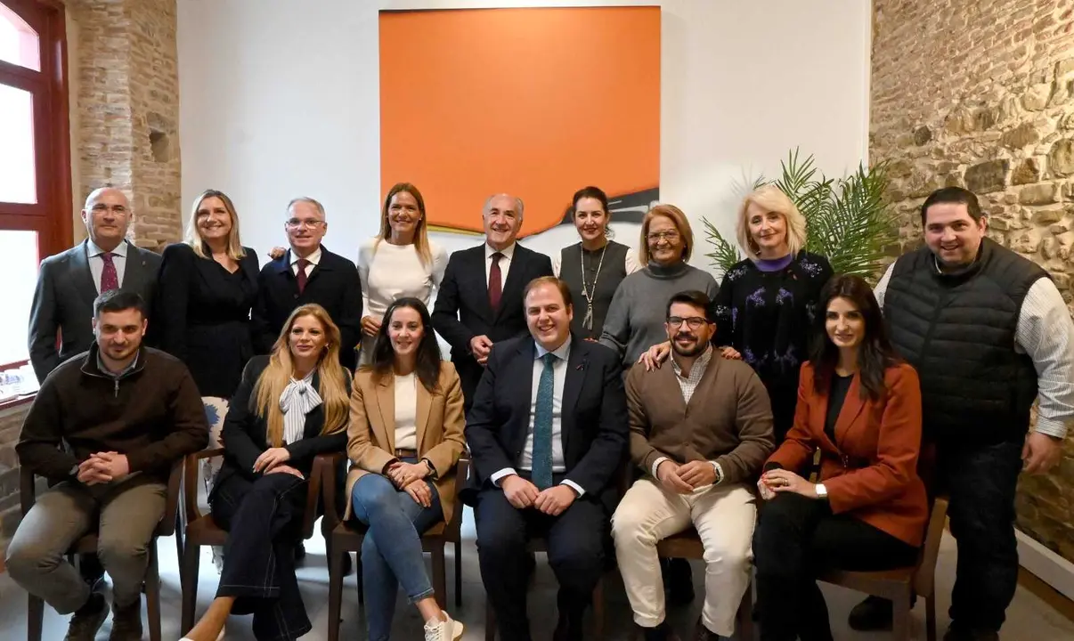 Imagen institucional de responsables municipales tras la presentaci&oacute;n del presupuesto aprobado en Algeciras