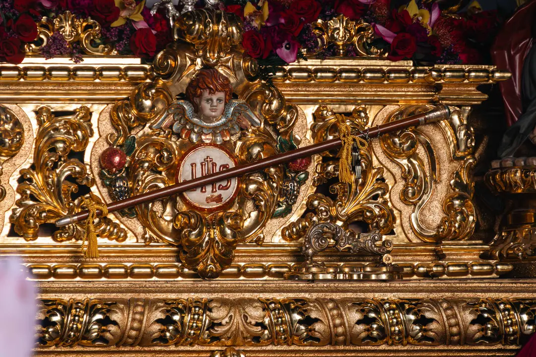 Detalle del paso del Medinaceli con el bast&oacute;n de mando colocado como s&iacute;mbolo de autoridad durante la procesi&oacute;n en Algeciras - FOTO: FJ Ben&iacute;tez