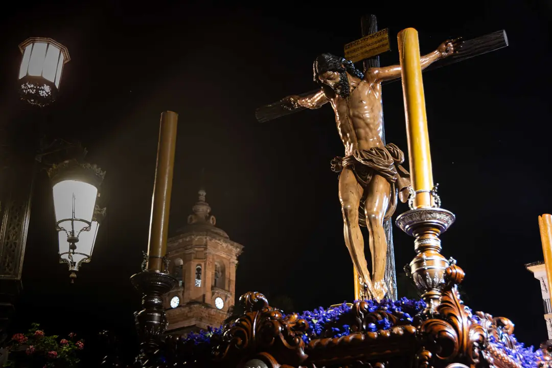 La Buena Muerte a su paso por la Plaza Alta con el campanario de La Palma al fondo - FOTO: FJ Ben&iacute;tez