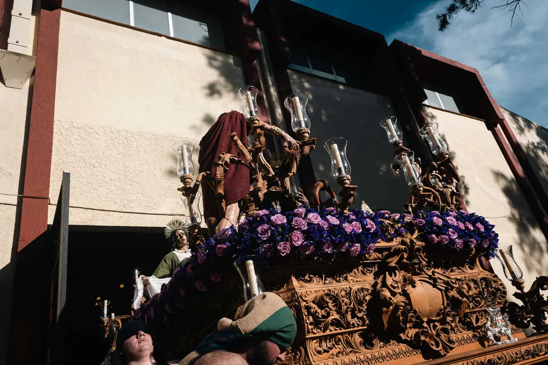 Jueves Santo en Algeciras- Tres Ca&iacute;das y Nazareno, fe y multitud en la calle_015