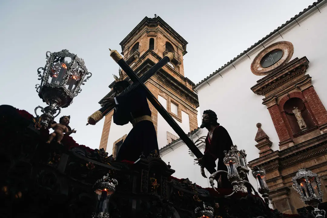 Jueves Santo en Algeciras- Tres Ca&iacute;das y Nazareno, fe y multitud en la calle_075