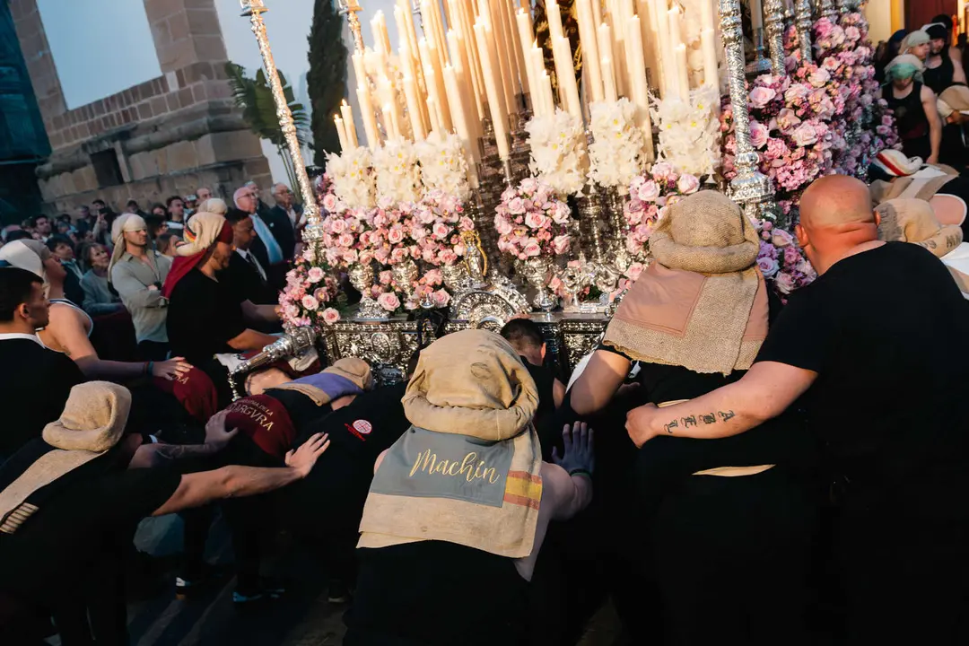 Jueves Santo en Algeciras- Tres Ca&iacute;das y Nazareno, fe y multitud en la calle_083