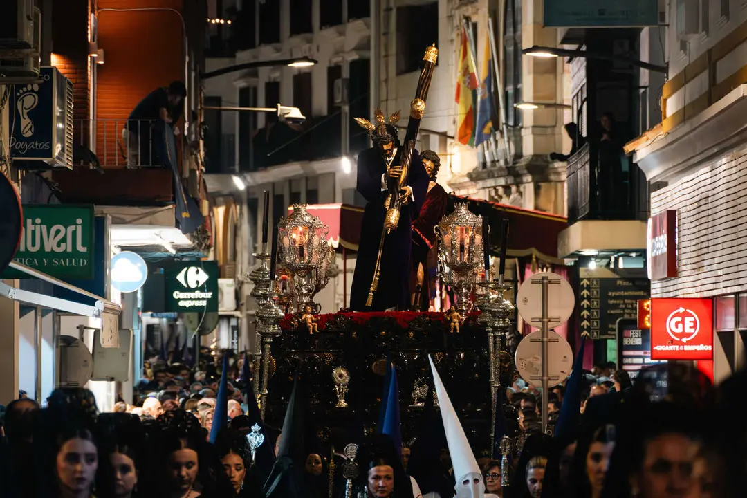 Jueves Santo en Algeciras- Tres Ca&iacute;das y Nazareno, fe y multitud en la calle_094